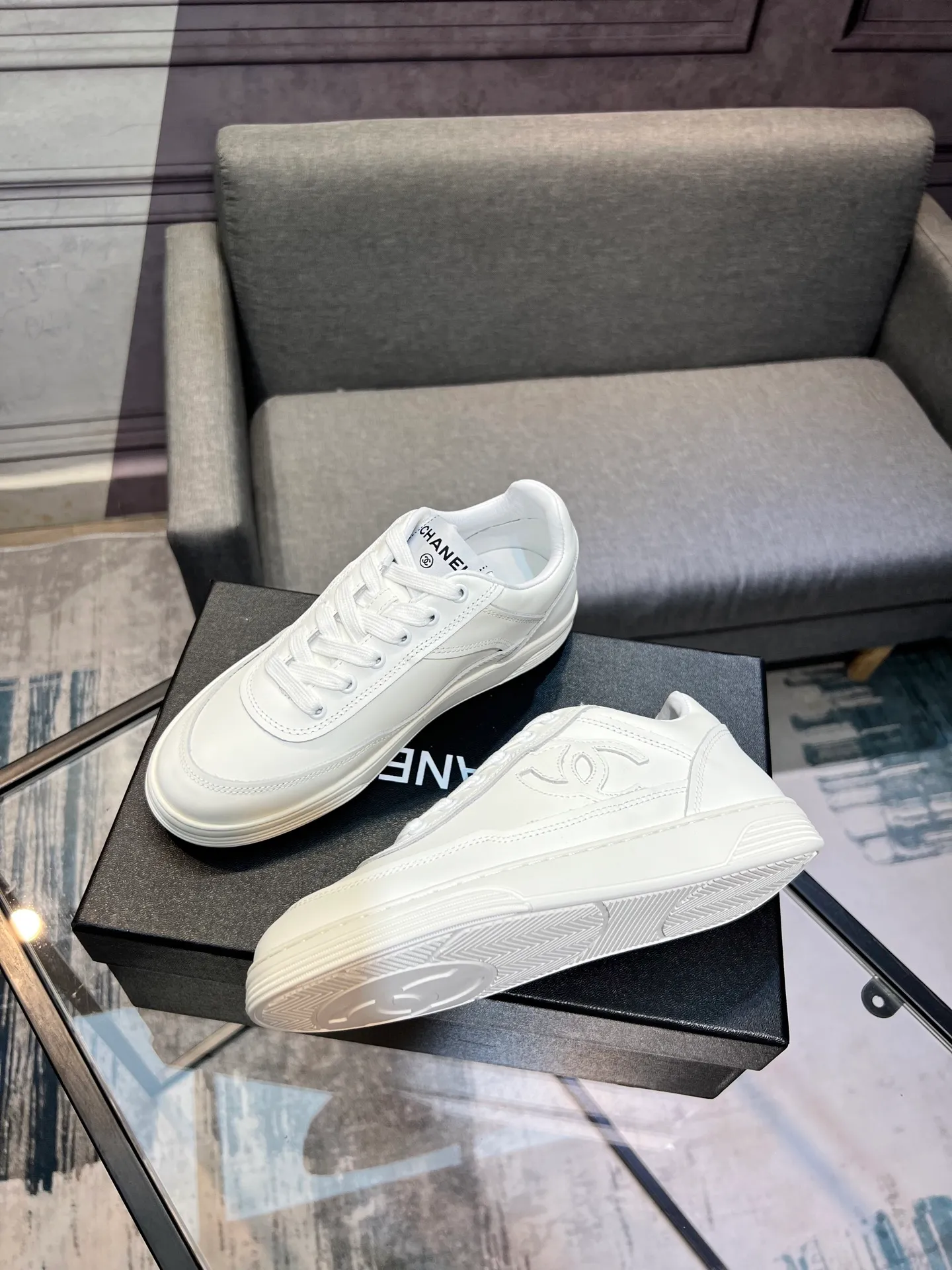 Men's men's shoes 💰620 Exclusive real shot (top version) CHANEL Chanel's new panda sneakers Panda shoes Chanel 2025ss color matching thick-soled casual sports shoes sneakers Counter synchronization The counter is very popular Very difficult to buy a shoe The most popular thick-soled panda shoes on the Internet It is obvious that Xiaoxiang control cannot miss it Simple and versatile white shoes that have both good looks and comfort Thick sole increases height, is super versatile and can be worn with eyes closed😍 Whoever wears it will look better. Upper: calfskin. Lining: imported sheepskin lining. Outsole: TPU original outsole. Size: 35-44 (41 for women, 40 for men, custom made).